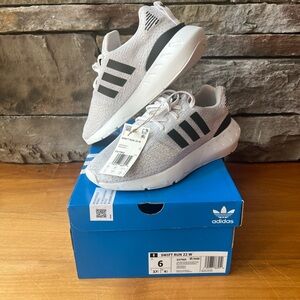NIB/New Women’s Adidas Swift Run 22 size 6